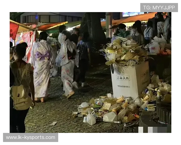 球迷从看台扔下一只拖鞋，球员捡起穿上后竟跑得更快连过三人